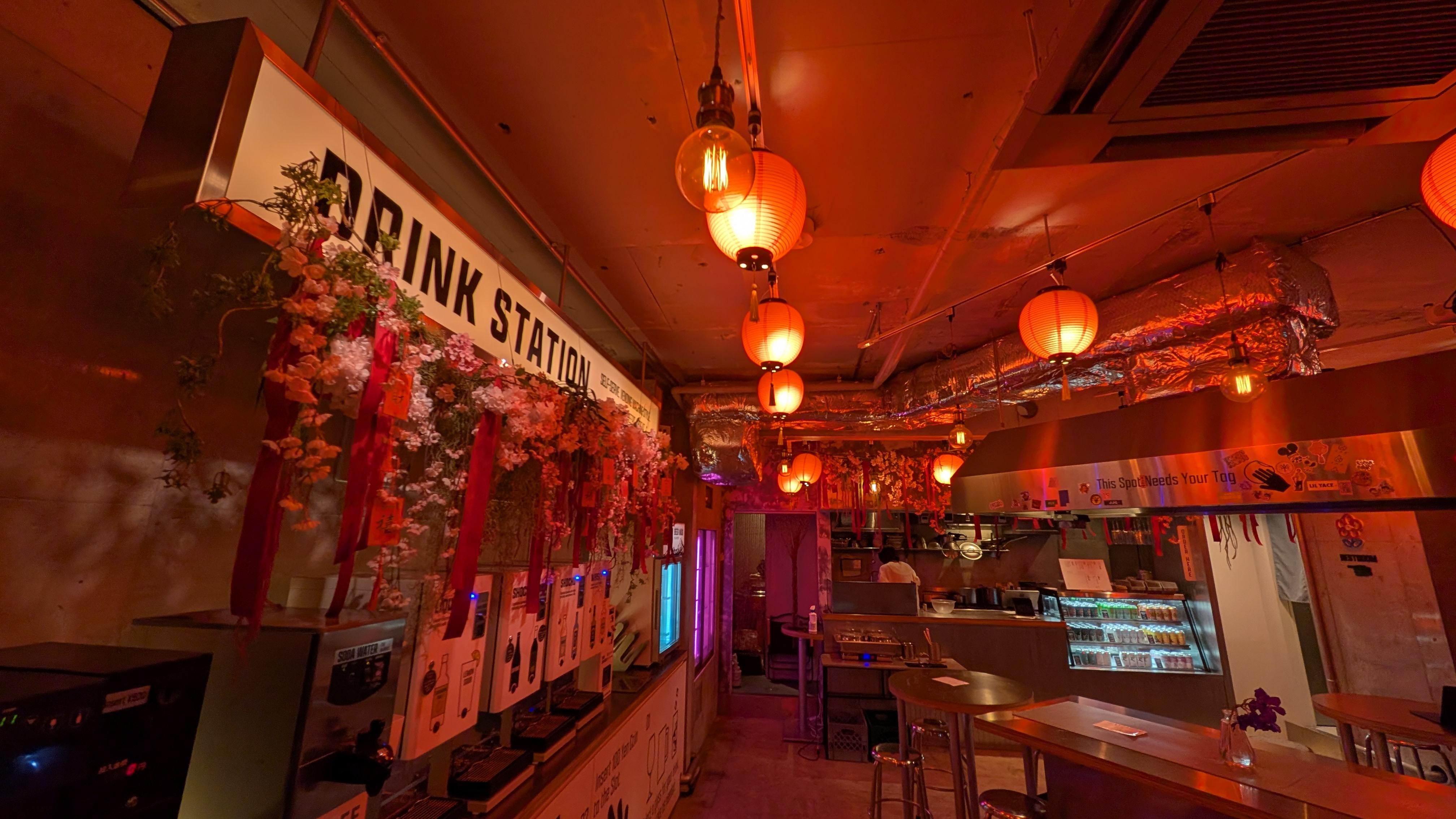 XAO 夜の店内